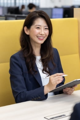 ⼭縣 明⽇⾹